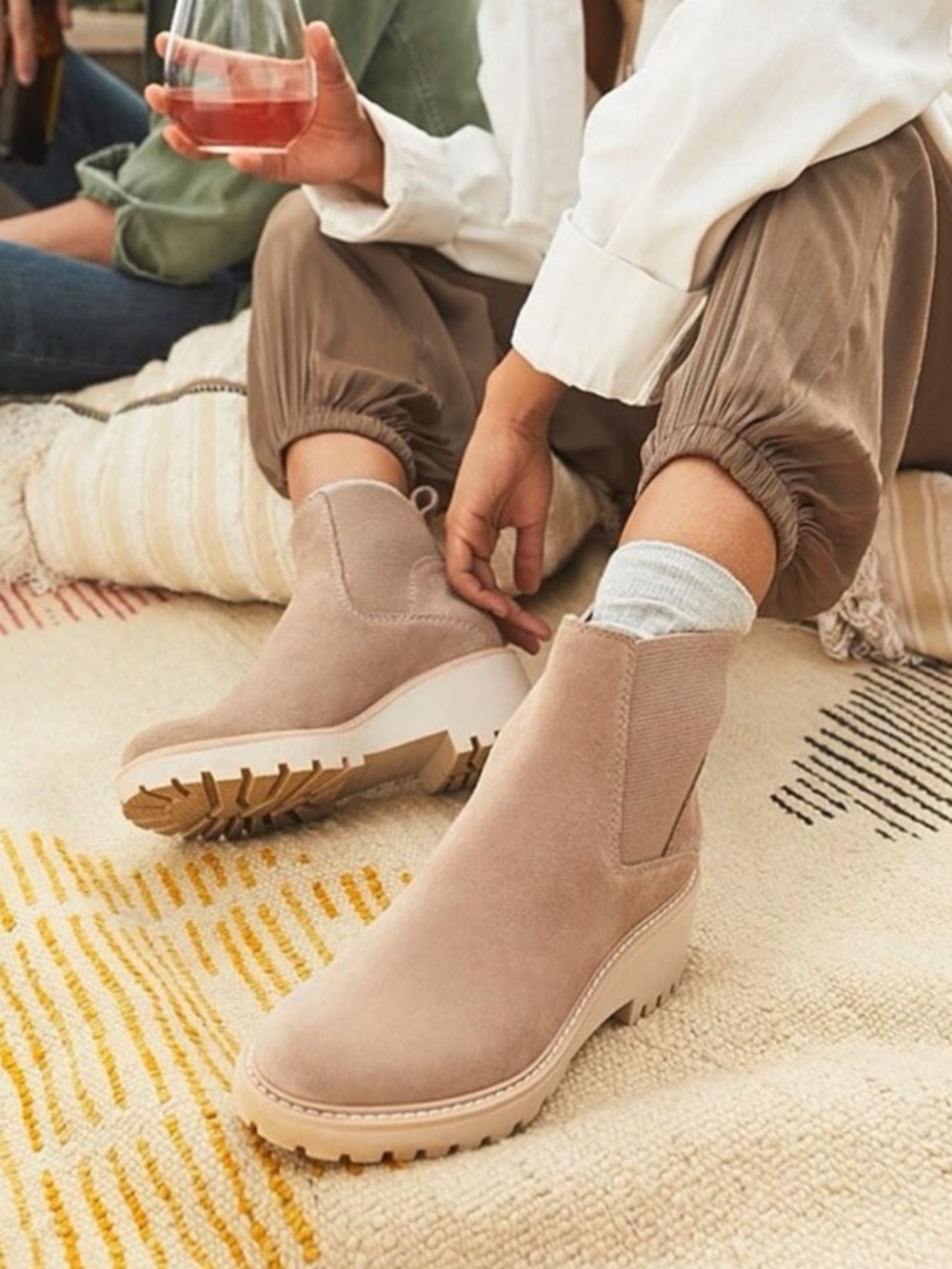 Gently used dolce vita Haddie Chelsea pull on suede boots sz 7